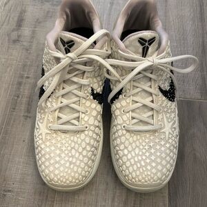 Nike White Low-Top Basketball Sneakers with Black Swoosh